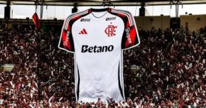 Coregrafie pe stadionul Maracanã, cu tricoul lui Flamengo având Betano pe partea frontală.