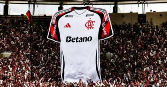 Coregrafie pe stadionul Maracanã, cu tricoul lui Flamengo având Betano pe partea frontală.