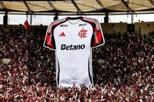 Coregrafie pe stadionul Maracanã, cu tricoul lui Flamengo având Betano pe partea frontală.